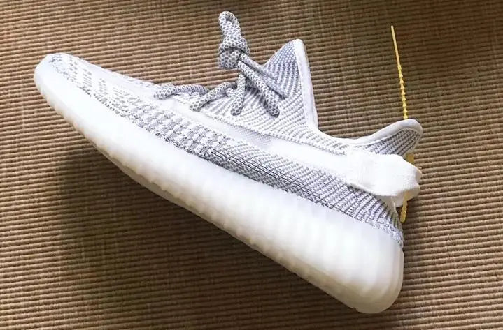 ADIDAS - YEEZY 350 LACETS RÉFLÉCHISSANTS - https://treadfitpro.com/