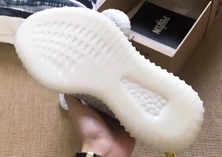 ADIDAS - YEEZY 350 LACETS RÉFLÉCHISSANTS - https://treadfitpro.com/