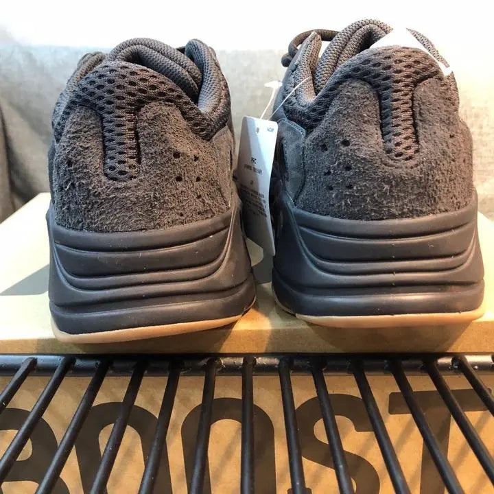 ADIDAS - YEEZY 700 - https://treadfitpro.com/