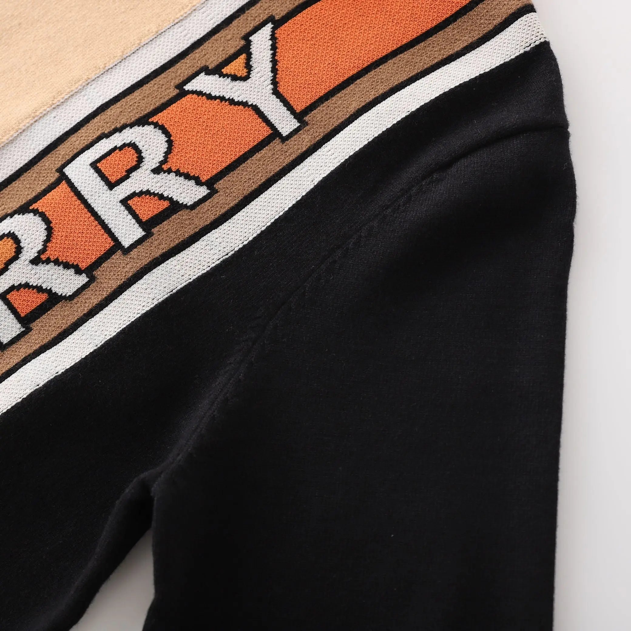 BURBERRY - SWEATSHIRT - https://treadfitpro.com/