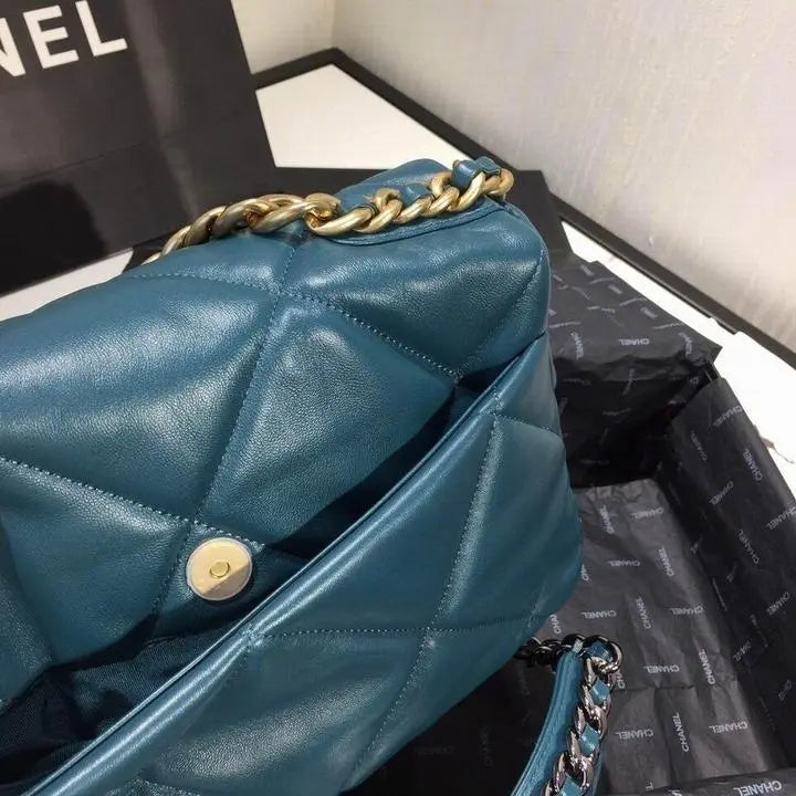 CHANEL - SAC À BANDOULIÈRE - https://treadfitpro.com/