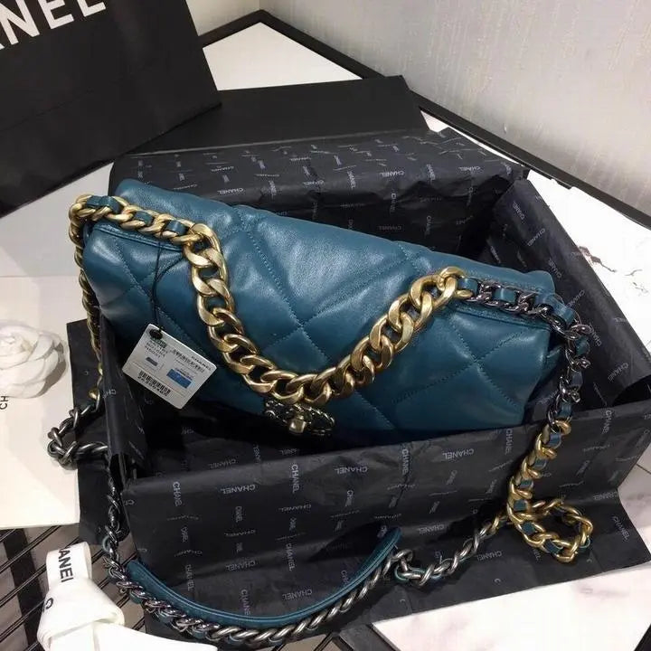 CHANEL - SAC À BANDOULIÈRE - https://treadfitpro.com/