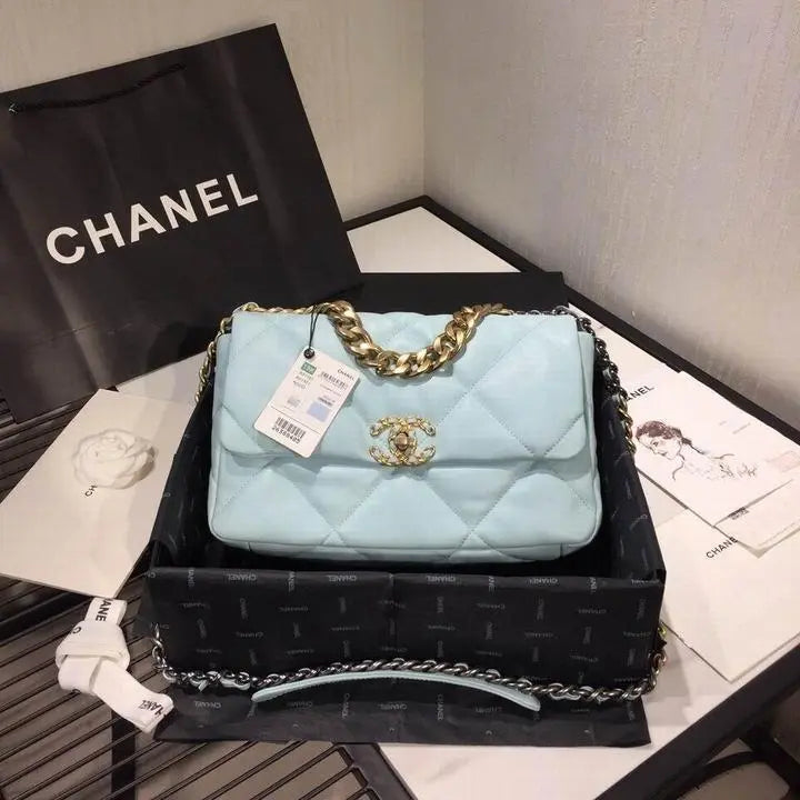 CHANEL - SAC À BANDOULIÈRE - https://treadfitpro.com/