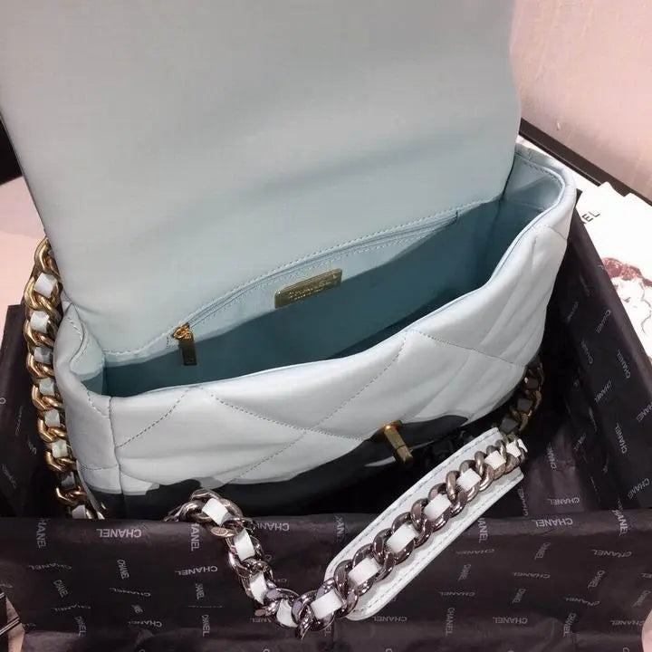 CHANEL - SAC À BANDOULIÈRE - https://treadfitpro.com/