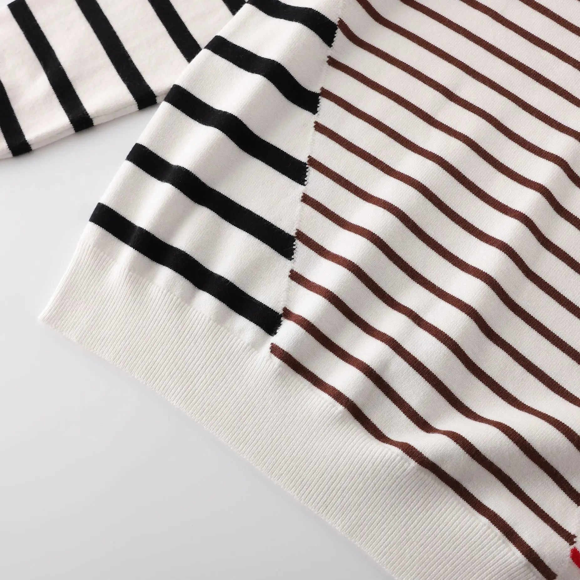 CHANEL - SWEATSHIRT - https://treadfitpro.com/