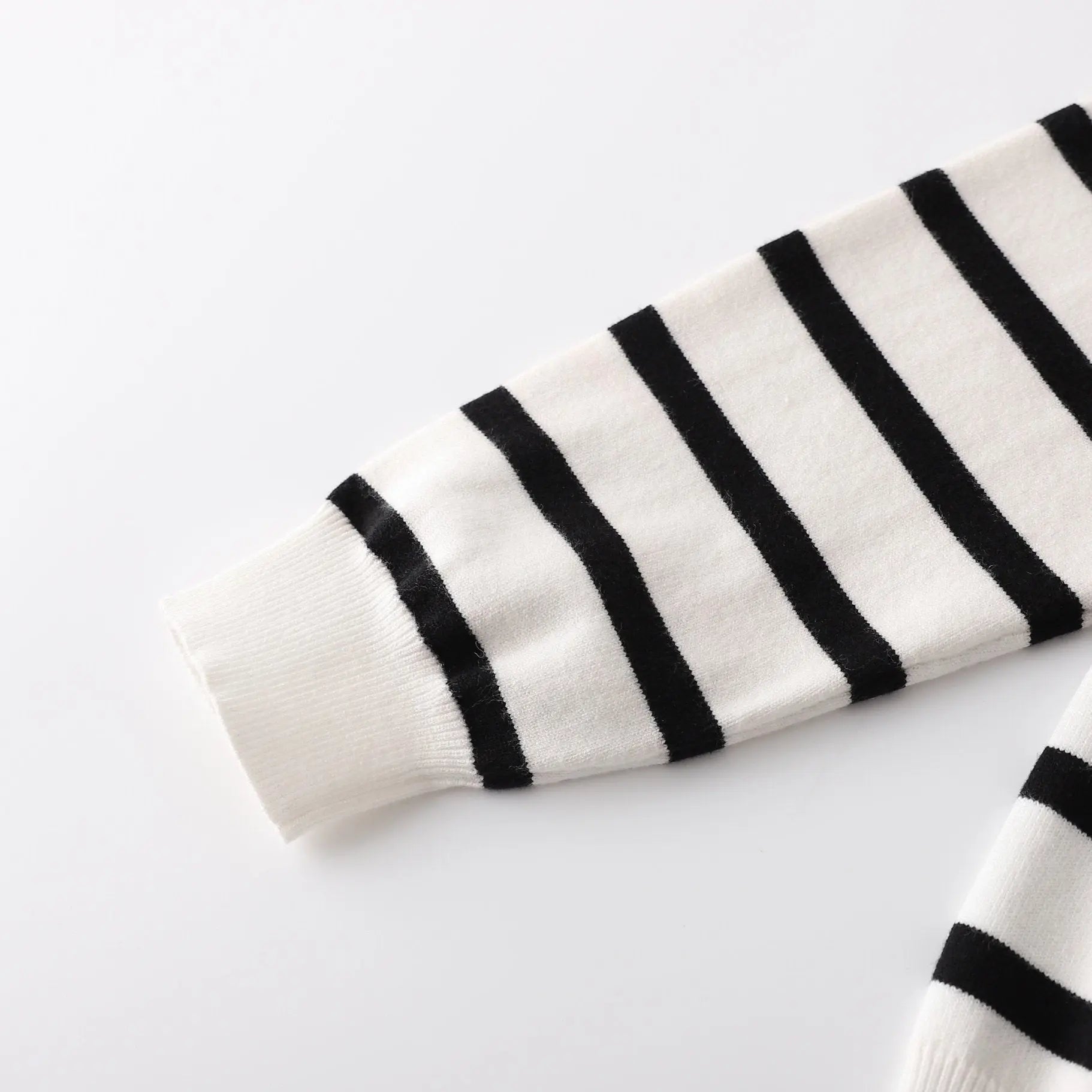 CHANEL - SWEATSHIRT - https://treadfitpro.com/