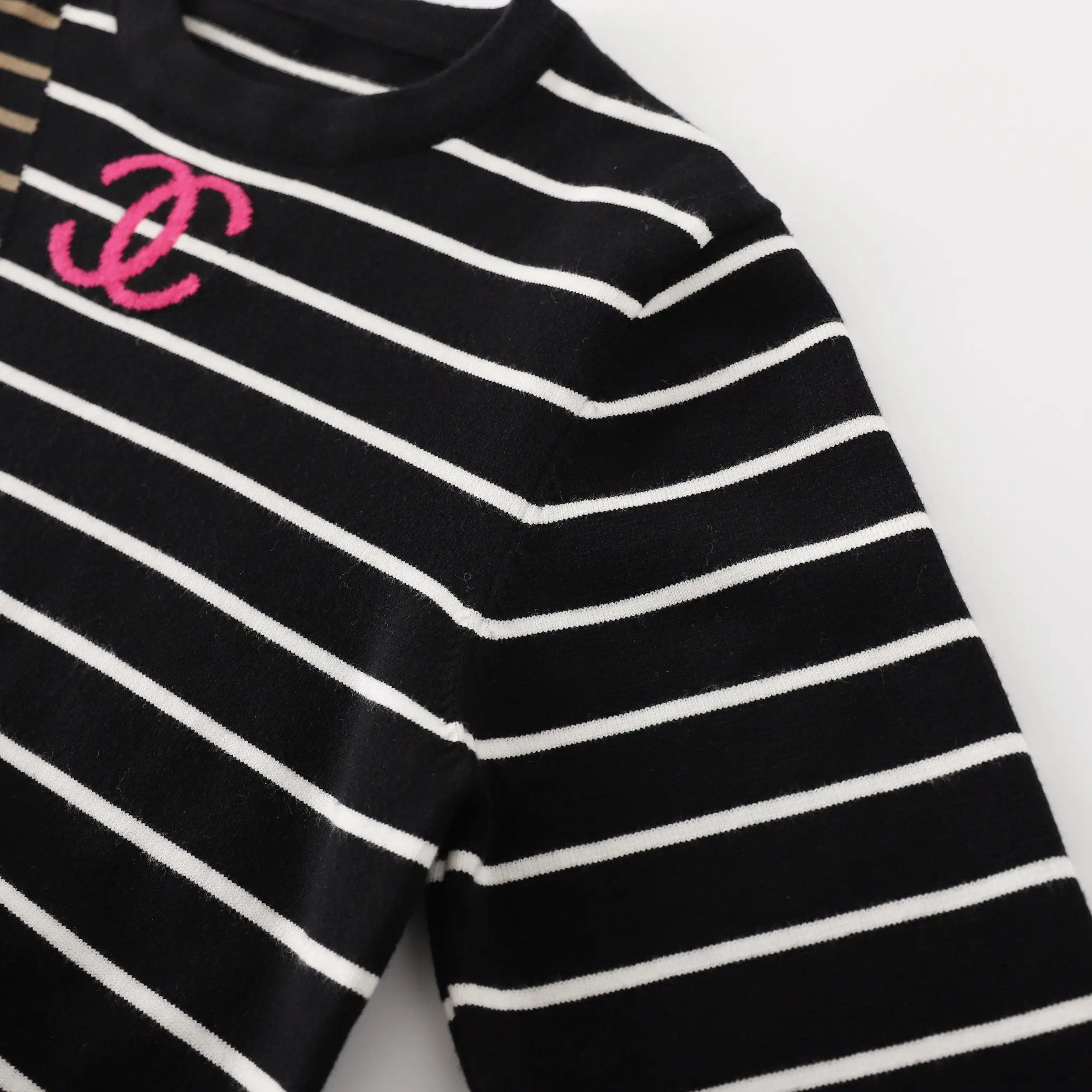 CHANEL - SWEATSHIRT - https://treadfitpro.com/