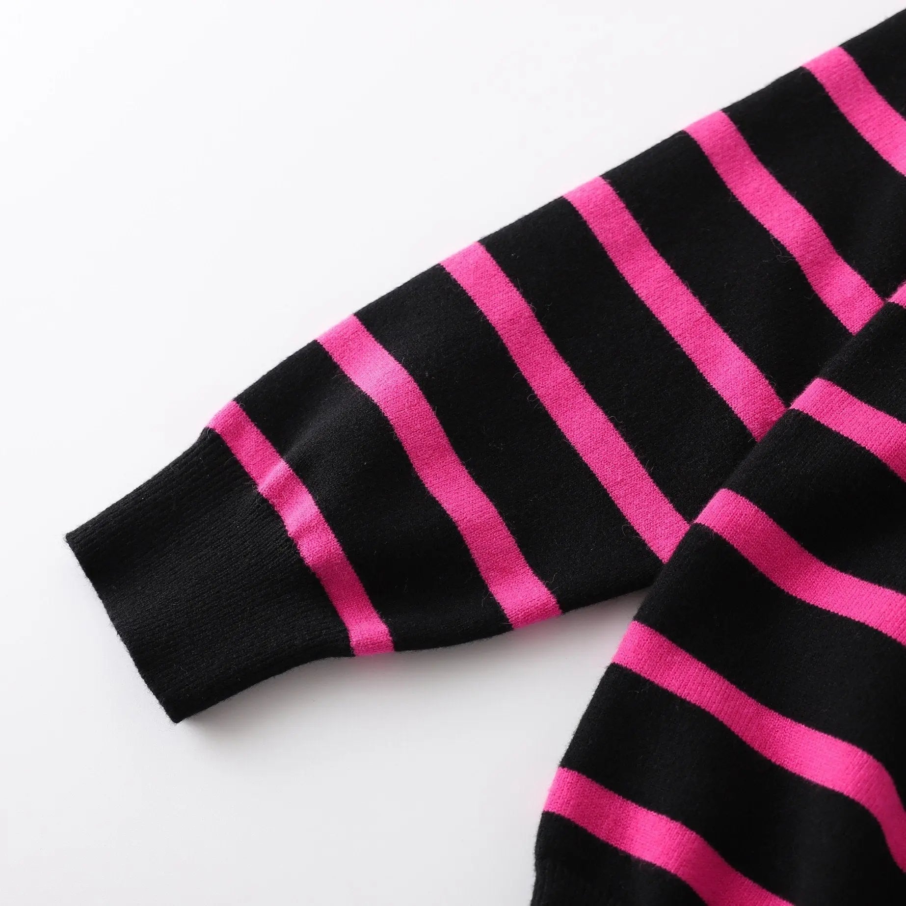 CHANEL - SWEATSHIRT - https://treadfitpro.com/