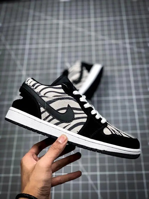 JORDAN - AJ1 "Low Zebra" - https://treadfitpro.com/