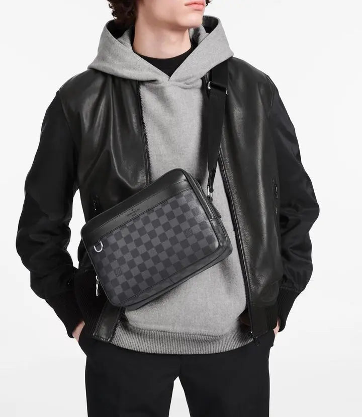 LOUIS VUITTON - MESSENGER BAG - https://treadfitpro.com/