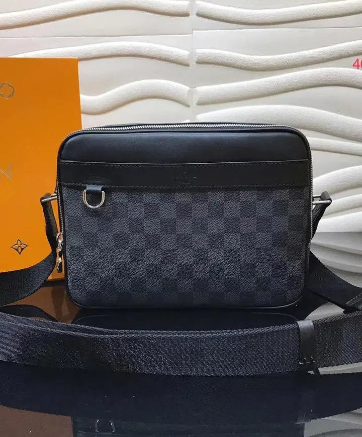 LOUIS VUITTON - MESSENGER BAG - https://treadfitpro.com/