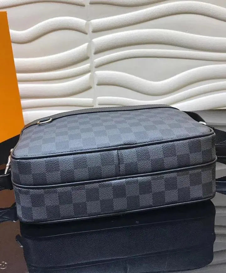 LOUIS VUITTON - MESSENGER BAG - https://treadfitpro.com/