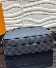 LOUIS VUITTON - MESSENGER BAG - https://treadfitpro.com/