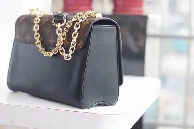 LOUIS VUITTON - SAC À BANDOULIÈRE - https://treadfitpro.com/