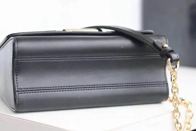 LOUIS VUITTON - SAC À BANDOULIÈRE - https://treadfitpro.com/