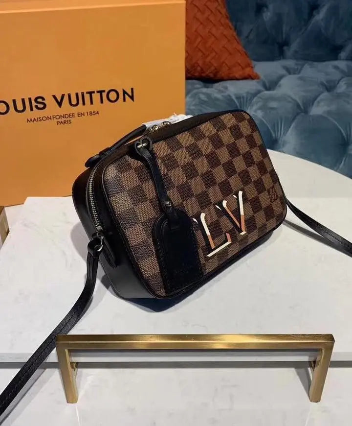 LOUIS VUITTON - SAC À BANDOULIÈRE - https://treadfitpro.com/