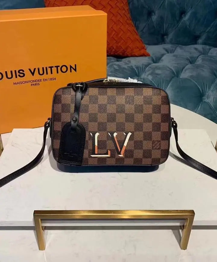 LOUIS VUITTON - SAC À BANDOULIÈRE - https://treadfitpro.com/