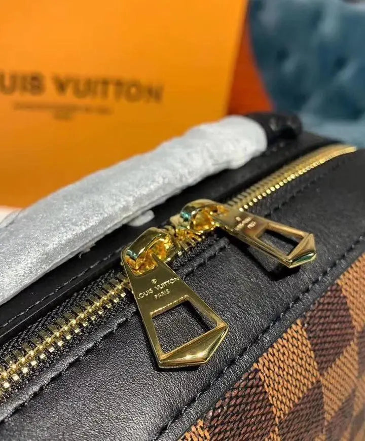 LOUIS VUITTON - SAC À BANDOULIÈRE - https://treadfitpro.com/