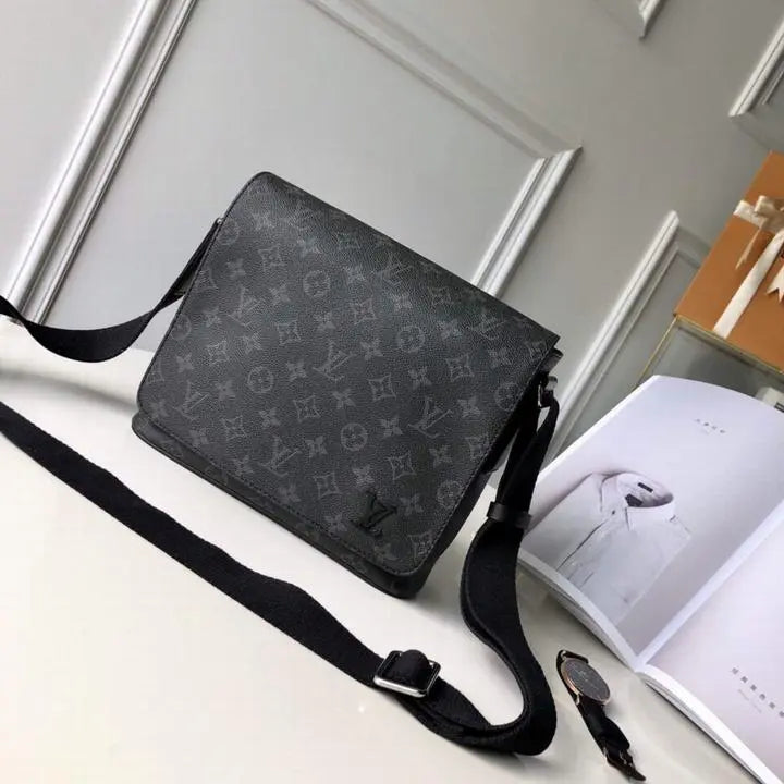 LOUIS VUITTON - SHOULDER BAG - https://treadfitpro.com/