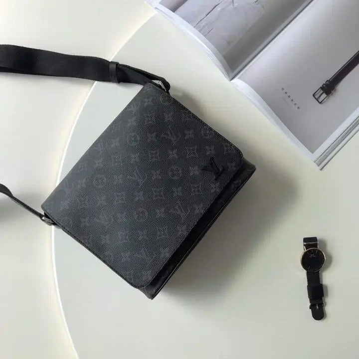 LOUIS VUITTON - SHOULDER BAG - https://treadfitpro.com/