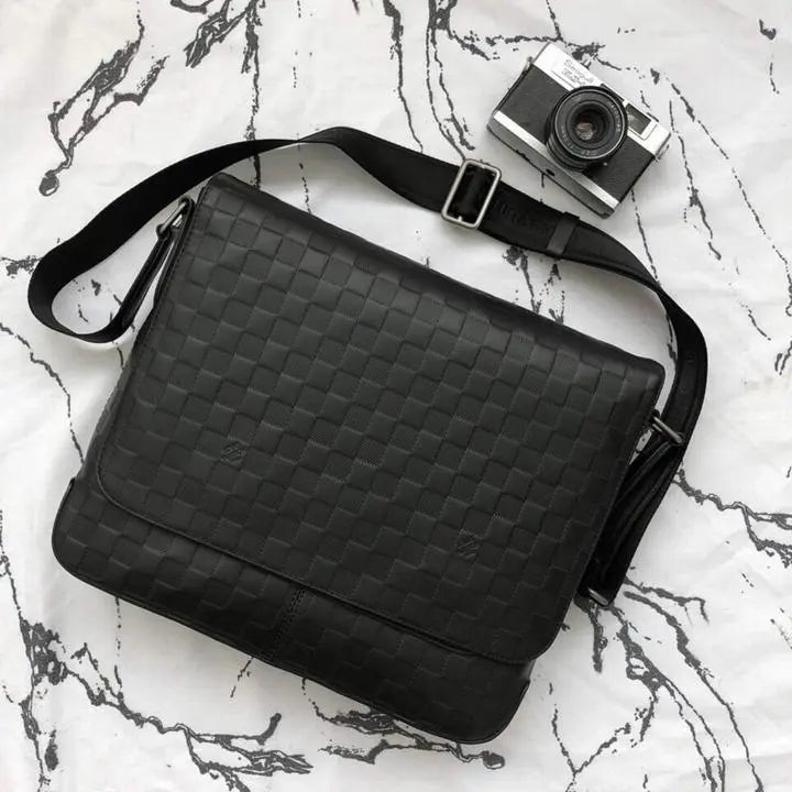 LOUIS VUITTON - SHOULDER BAG - https://treadfitpro.com/