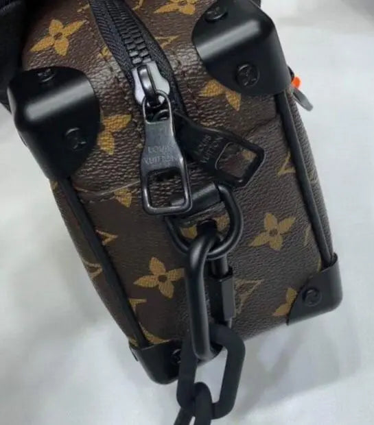 LOUIS VUITTON - SHOULDER BAG - https://treadfitpro.com/