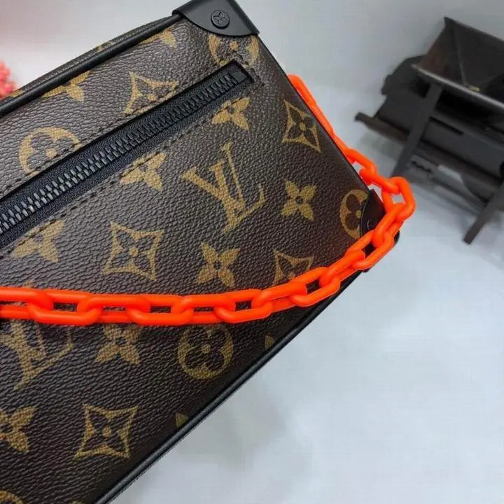 LOUIS VUITTON - SHOULDER BAG - https://treadfitpro.com/