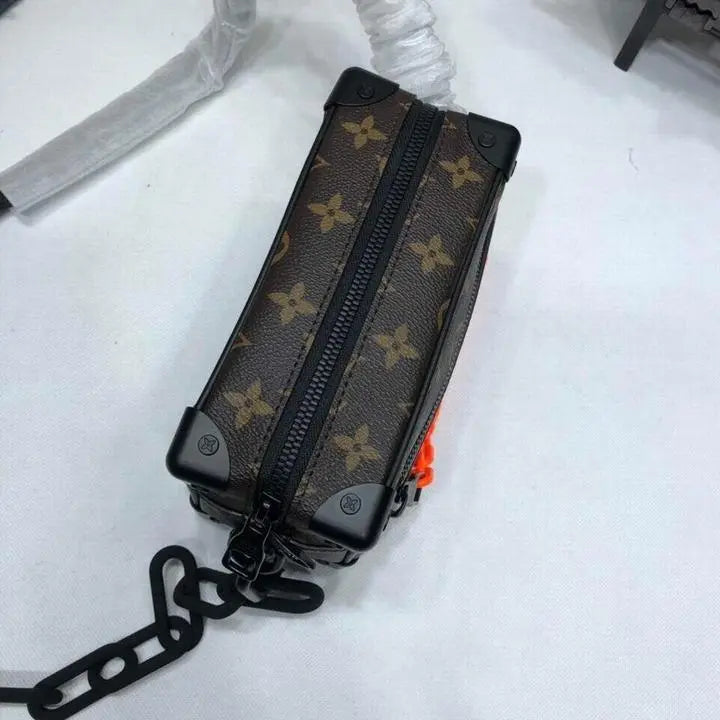 LOUIS VUITTON - SHOULDER BAG - https://treadfitpro.com/