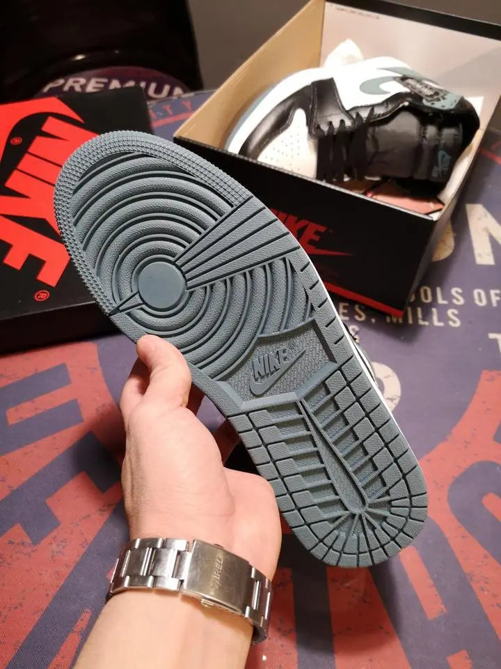 NIKE - AIR JORDAN 1 - https://treadfitpro.com/