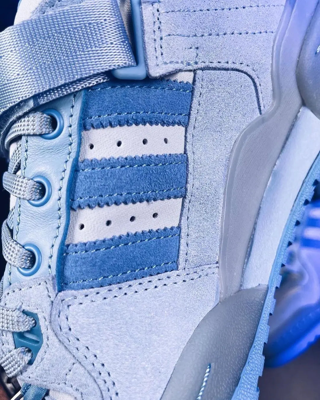 BAD BUNNY X FORUM BUCKLE LOW “BLUE TINT” Metroutfits