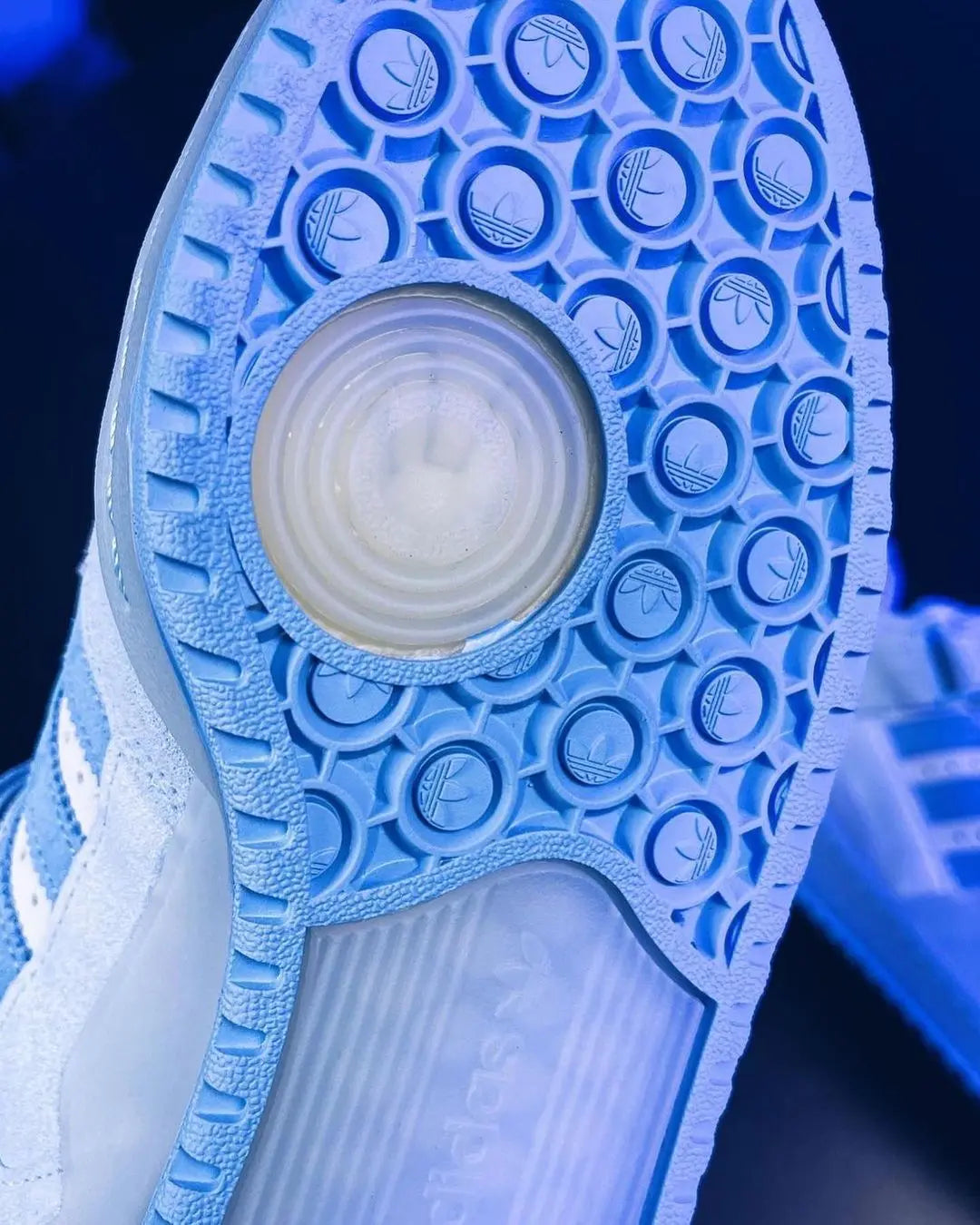 BAD BUNNY X FORUM BUCKLE LOW “BLUE TINT” Metroutfits