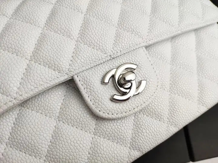 CHANEL - SAC À BANDOULIÈRE - https://treadfitpro.com/